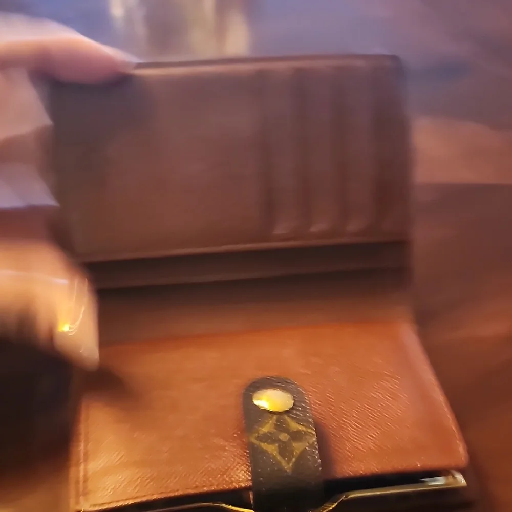 Louis Vuitton Kisslock Wallet - Picture 3 of 10